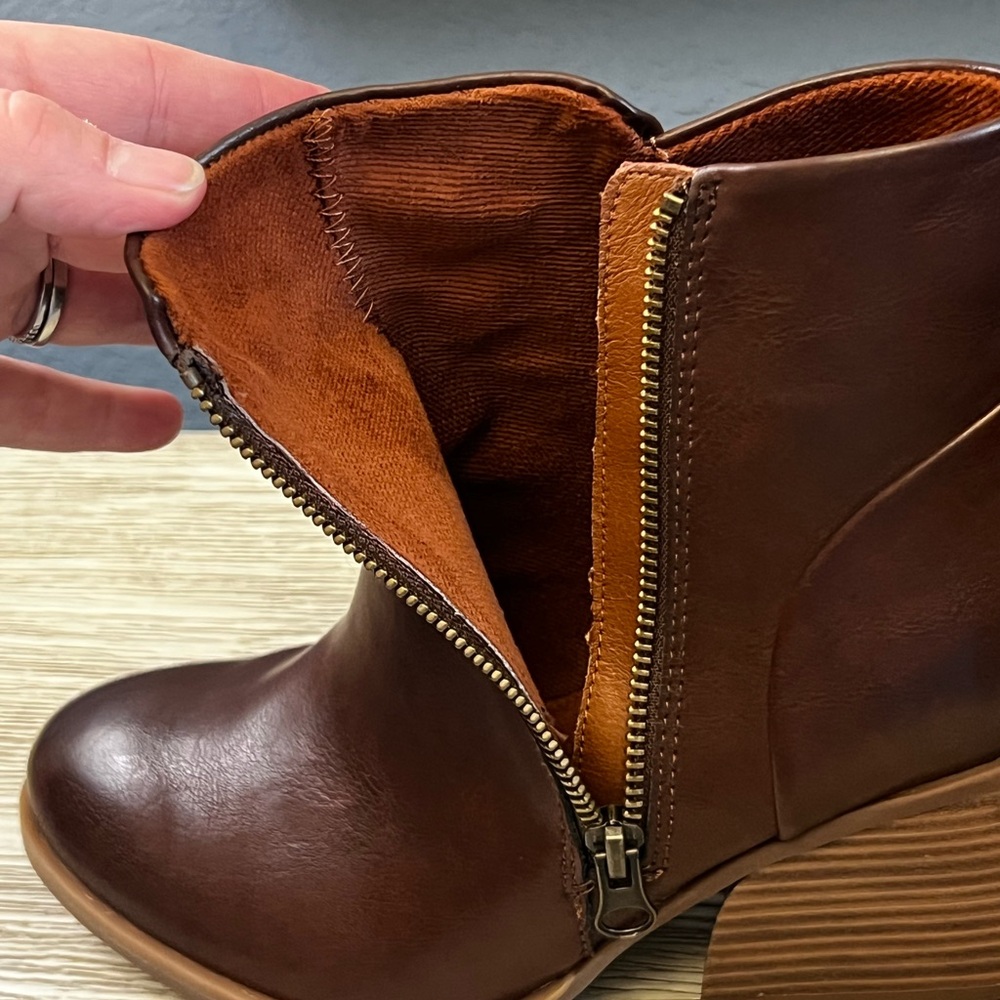 NWOT!!!! Korks Dark Brown Ankle Boots - Picture 7 of 10